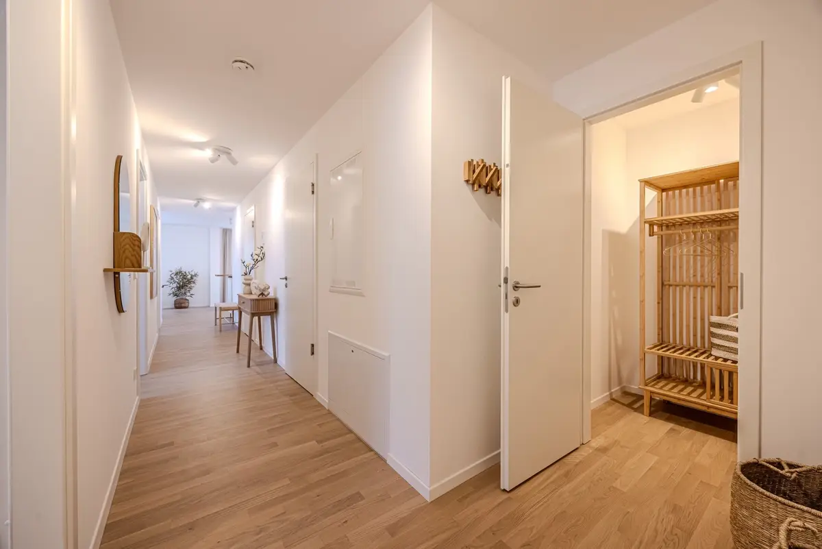 Wohnraum mit Parkett und bodentiefen Fenstern